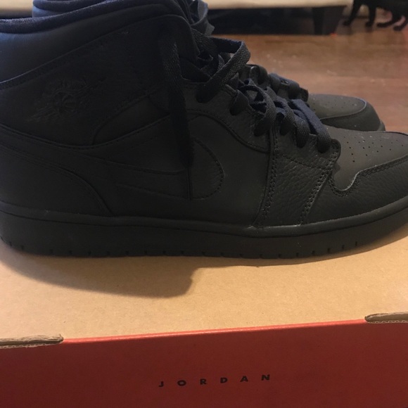 Brand new Jordan ones and I still have the box - Picture 7 of 8